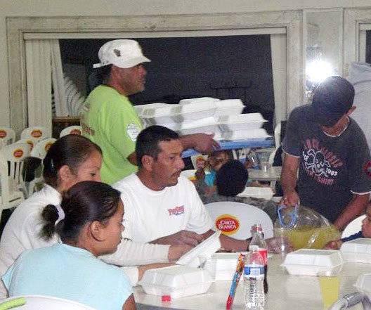 Serving meals to refugees in Mier