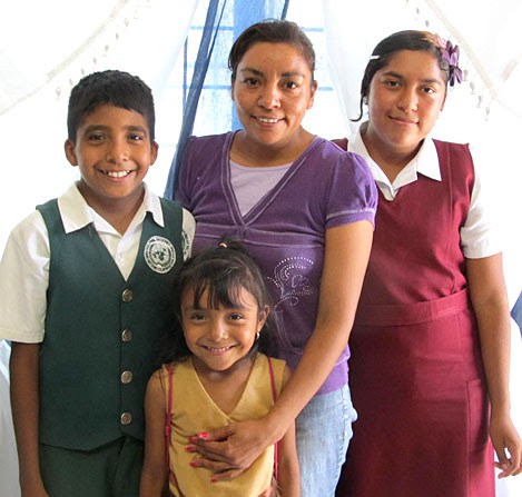 Scholarship students and their family in Reynosa