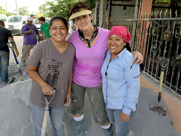 Friends pouring a roof in Reynosa