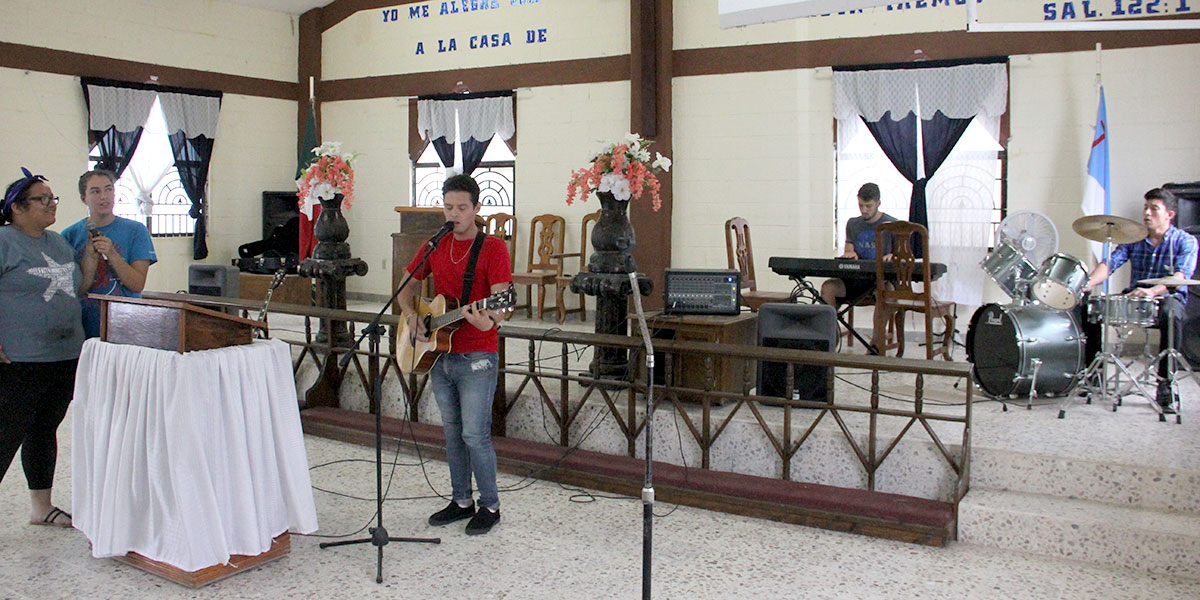 Interns from the US and Mexico singing at the dedication service in Reynosa Interns from the US and Mexico singing at the dedication service in Reynosa