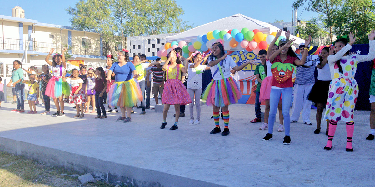 A special performance for the kids at the Childrens Day fiesta in Naranjito A special performance for the kids at the Childrens Day fiesta in Naranjito