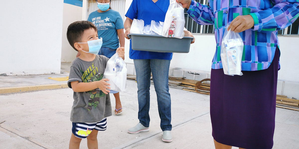Distributing grab and go meals to kids in Reynosa Mexico through our children nutrition program