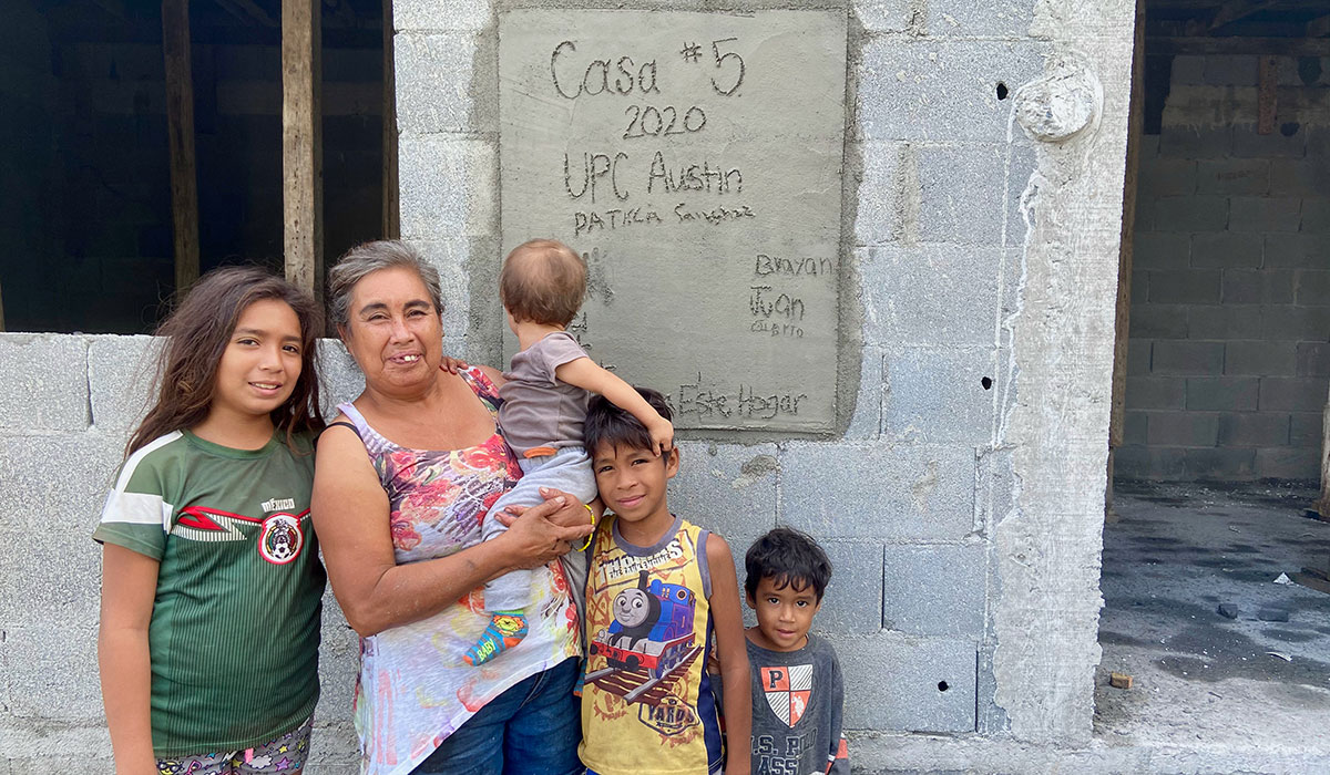 The family receiving Casa 5 in Reynosa Mexico