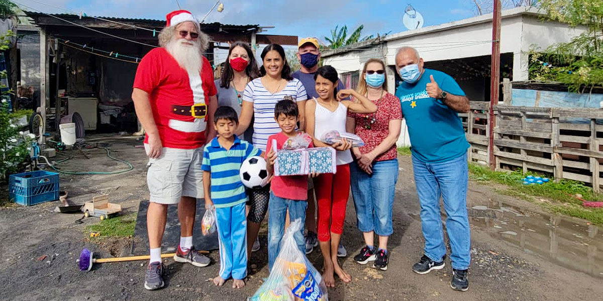 Distributing grocery packages and toys for our Christmas fiestas in Reynosa Distributing grocery packages and toys for our Christmas fiestas in Reynosa