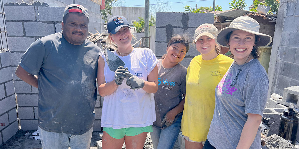 Friends from North Carolina and Reynosa building a house together for a family in Mexico